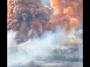 [wideo] Ukraina: Czerwony dym uniósł się nad miastem po bombardowaniu Rosjan