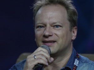  Maciej Stuhr został... asystentem posłanki KO. Aby nie wyglądać zupełnie niepoważnie...