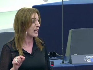 Na wieść o sankcjach wobec Rosji robi mi się niedobrze. One sprawiają, że cierpią ludzie. Irlandzka eurodeputowana w PE [WIDEO]