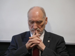 Zdjęcia ofiar w raporcie dot. katastrofy smoleńskiej. Jest oświadczenie Antoniego Macierewicza