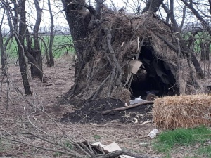 [FOTO] „Tak mieszkali rosyjscy żołnierze: Sypialnia, kuchnia i toaleta jednocześnie”. Ukraińcy publikują zdjęcia