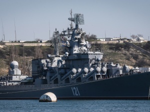Pentagon: Na pokładzie krążownika Moskwa wciąż trwa pożar, okręt zmierza do Sewastopola