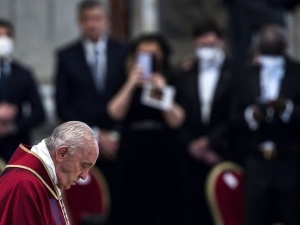 Watykan: Papież Franciszek przewodniczył liturgii Męki Pańskiej. Módlmy się za narody rozszarpane przez okrucieństwa wojny