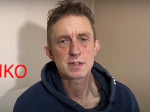 Brytyjski żołnierz dostał się do rosyjskiej niewoli. Rosjanie zmusili go do nagrania filmu 