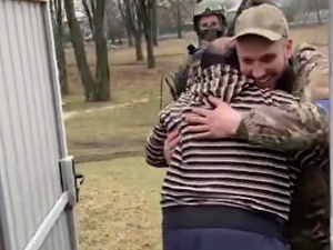 Ten widok mówi wszystko. Ukraiński żołnierz wraca do domu i widzi starych rodziców [WIDEO]