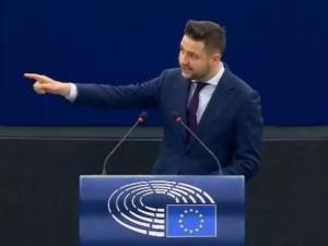 „UE znów mówi o «polskich zbrodniach». Brawo Ochojska i partia Tuska”. Mocne wystąpienie Patryka Jakiego [WIDEO]