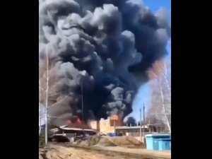 Kolejny duży pożar w Rosji. Gęsty czarny dym unosi się nad fabryką [WIDEO]