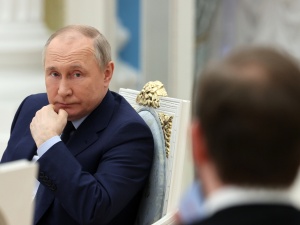 Podejrzenia wokół zachowania Putina. Maskuje oznaki choroby, bo obawia się odsunięcia od władzy?