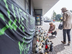 Przytłaczająca cisza przed kopalnią Pniówek. „Czekamy na cud…”