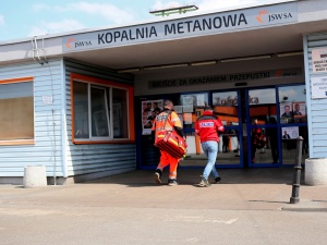 Ratownicy dotarli do czterech górników poszukiwanych po wstrząsie w Zofiówce. Wieści nie są dobre