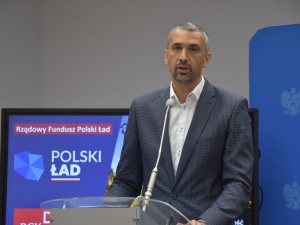 „Nagram jak będę gwałcił wszystkie dzieciaczki w tvoyej rodzinie”. Pisane z rusycyzmami szokujące groźby wobec senatora PiS