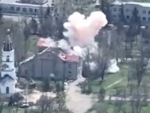 Ukraiński dron wypatrzył pojazd wroga. Precyzyjne uderzenie [WIDEO]