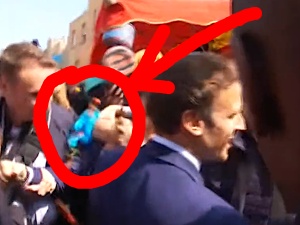 Kiepski początek drugiej kadencji Macrona. Został zaatakowany pomidorami na powyborczym wiecu [VIDEO]