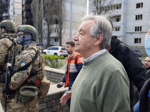 Po bliskim ostrzale rakietowym Kijowa sekretarz generalny ONZ Antonio Guterres „bezpieczny, ale w szoku”