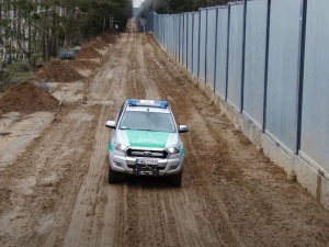 [wideo] Straż Graniczna prezentuje postępy w budowie zapory na granicy z Białorusią