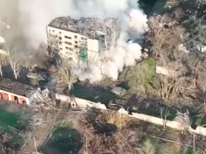 Rosyjski czołg strzela do cywili? [video]