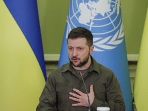 Zełenski: Rozpoczęła się ewakuacja cywilów z zakładów Azowstal