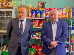 [wideo] „Masełko, wędliny – to podrożało…” Zmartwiony Tusk z wizytą w sklepie spożywczym 