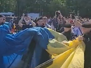 Niemiecka policja zabrała proukraińskim demonstrantom ukraińską flagę [WIDEO]