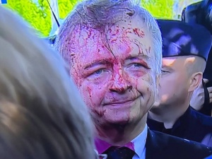 Andriejew to postać obmierzła, ale.... Fala komentarzy po oblaniu ambasadora czerwoną farbą