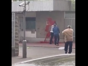 [wideo] Rosjanie oblali czerwoną farbą polską ambasadę w Moskwie