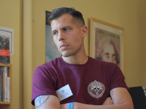 Rano sztuki walki i msza trydencka. Wieczorem lokalna kuchnia i stare francuskie piosenki. Prof. David Engels rozmawia z Victorem Aubertem