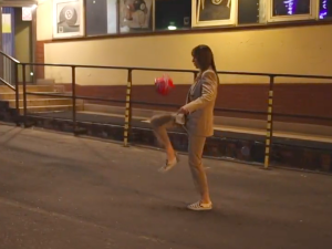 [WIDEO] Marianna Schreiber żongluje piłką przed siedzibą PiS. Internauta: I tym się powinnaś zajmować