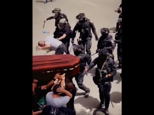 „Robią wszystko, by nie upuścić trumny…”. Wstrząsające nagranie z procesji zastrzelonej palestyńskiej dziennikarki [WIDEO]