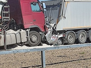 Koszmarny wypadek w Niewieścinie: Ciężarówki zmiażdżyły auto. Wszyscy pasażerowie zginęli