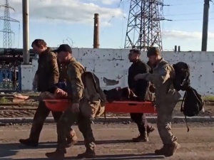 „Bohaterowie”. Są nagrania ukraińskich żołnierzy opuszczających kombinat Azowstal [WIDEO]