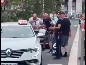 [WIDEO] Wpadł w furię i zaczął kopać samochód taksówkarza. Szokujące zachowanie znanego pięściarza 