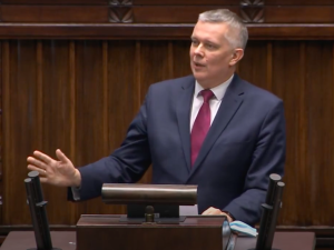 Siemoniak: „9 maja 2010 Lech Kaczyński jechał…”. Internauta: „Już nie żył! Jakim trzeba być kretynem”