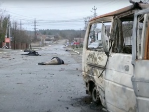Wrócił do mieszkania w Buczy zniszczonego przez Rosjan. Był zszokowany tym, co zobaczył [FOTO]