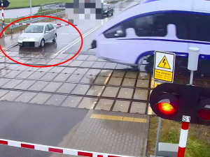 [WIDEO] Wjechał za opuszczone rogatki. Nagranie mrozi krew w żyłach 