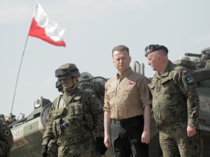 Szef MON: Zwiększamy zdolności wojsk rakietowych i artylerii. Polska chce pozyskać 500 wyrzutni M142 Himars
