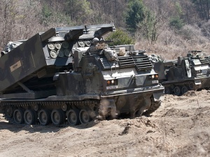 „Może sięgnąć Rosji”. CNN: Amerykanie szykują się do wysłania na Ukrainę systemów rakietowych HIMARS o zasięgu nawet do 300 km