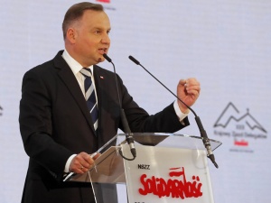 Andrzej Duda „ogłasza mobilizację i dołączenie Polski do wojny”? Fałszywe nagranie krąży w chińskiej sieci