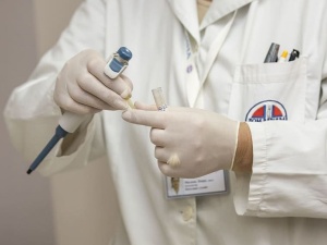 21 dni kwarantanny lub nadzoru epidemiologicznego w przypadku narażenia na ospę małpią. Minister zdrowia podpisał rozporządzenie