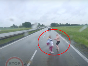 [WIDEO] Szokujące sceny na autostradzie A4. Półnagi mężczyzna szarpał się z kobietą na środku jezdni