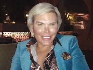 [FOTO] Żywy Ken stał się żywą Barbie, ale to nie wszytko. Oto jak wygląda teraz