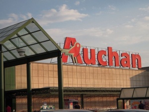 Kłopoty Auchan i Carrefour. Prezes UOKiK wszczyna postępowania