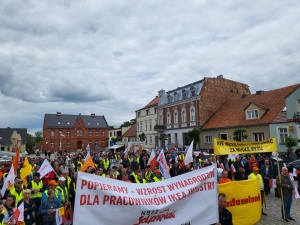„Z pracownikami trzeba rozmawiać”. Pikieta związkowców z Ikea Industry West