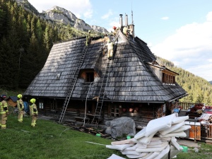 Płonie schronisko w Tatrach. Strażacy docierają na miejsce