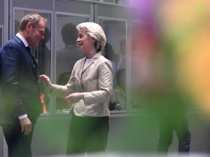 „Szefowa KE publicznie posyła Tuska do Polski jak swojego żołnierza na front jakiejś wojny”. Wymowny komentarz von der Leyen