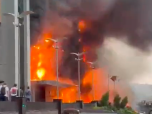 [WIDEO] Potężny pożar w moskiewskim centrum biznesowym. Nieoficjalnie: Wewnątrz nadal są ludzie