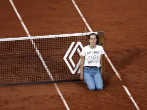 Mamy 1028 dni Aktywistka wtargnęła na kort i przywiązała się do siatki w trakcie meczu na turnieju Roland Garros [VIDEO]