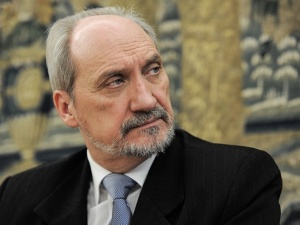 Wałęsa proponował Macierewiczowi tekę premiera w zamian za schowanie jego teczki? Sensacyjne informacje