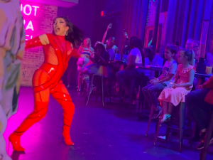 [WIDEO] Pokaz drag queens dla dzieci. Awantura przed wejściem