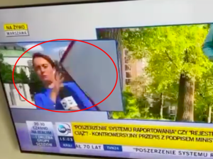 [WIDEO] Wpadka na antenie TVN24. Reporterka oberwała w twarz 