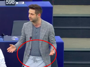 Afera o spodnie Jakiego. Polityk tłumaczy: Nie mam na sobie „dresowych”, tylko garniturowe z gumką